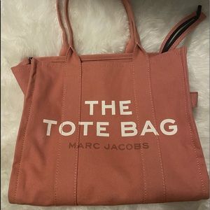 The tote bag by Marc Jacobs